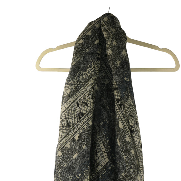 Stunning Geometric Boho Gray Scarf 70 in x31.5 in Raw Edge - Picture 5 of 6